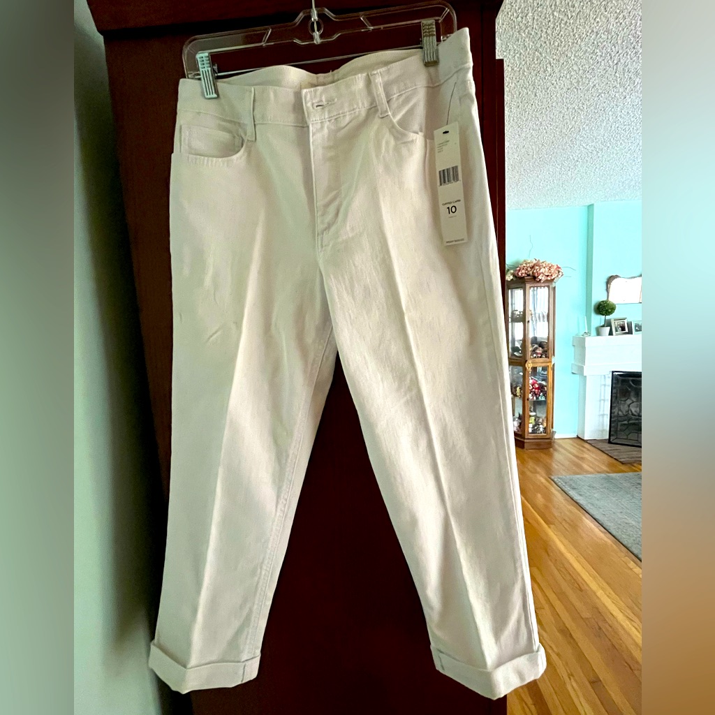Jones New York White Cropped Jeans. New With Tags. Small Cuff.